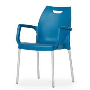 Voici un chaise en plastique bleu avec un fond de salon.