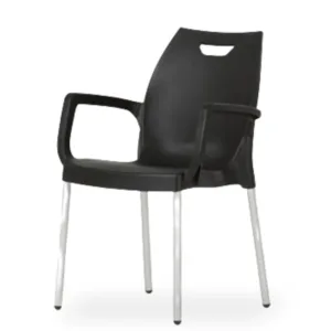 Voici un chaise en plastique noir avec un fond de blanc.