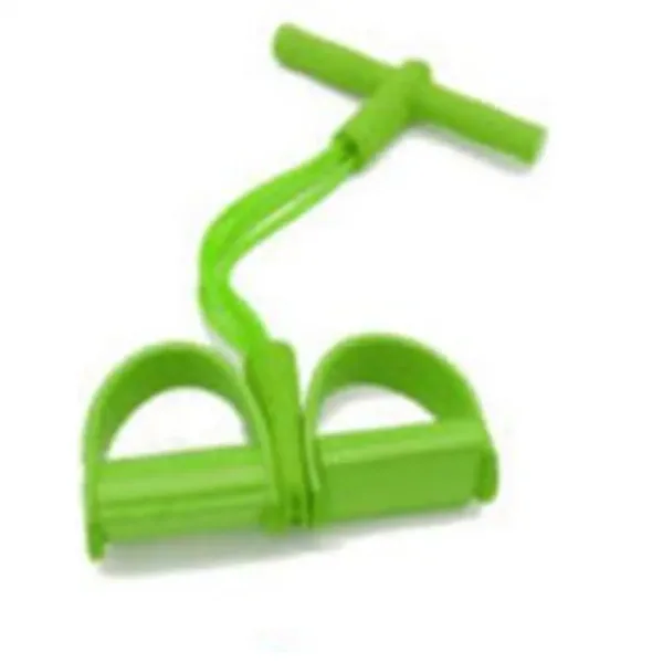 Femme utilisant une bande de musculation pour des exercices de fitness complets.