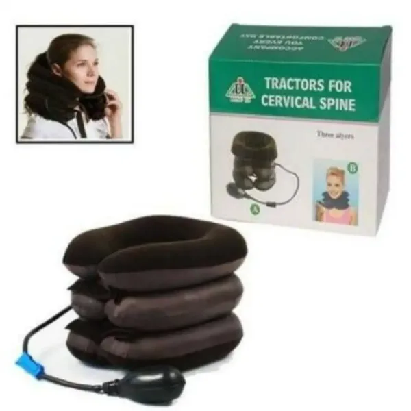 Mains ajustant la hauteur de l'oreiller cervical