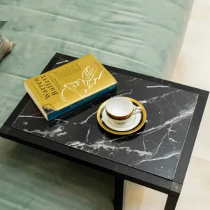 Table d'appoint avec espace de rangement