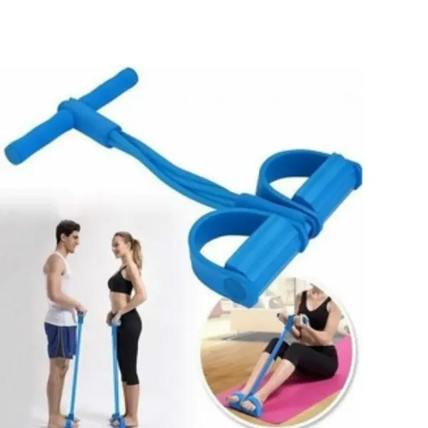 Femme utilisant une bande de musculation pour un exercice de bras.