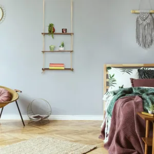 Décoration vintage avec étagère murale en bois suspendue