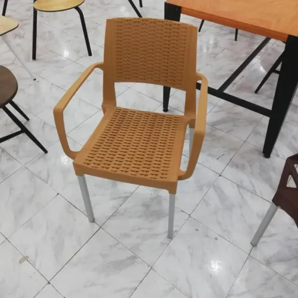 Chaise en rotin élégante et confortable