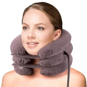 Femme dormant confortablement avec un oreiller cervical thérapeutique