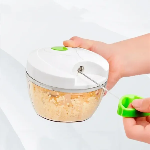 Mini Hachoir Manuel 400ml en action.