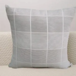 Housse de coussin en tissu de haute qualité avec fermeture zip discrète.