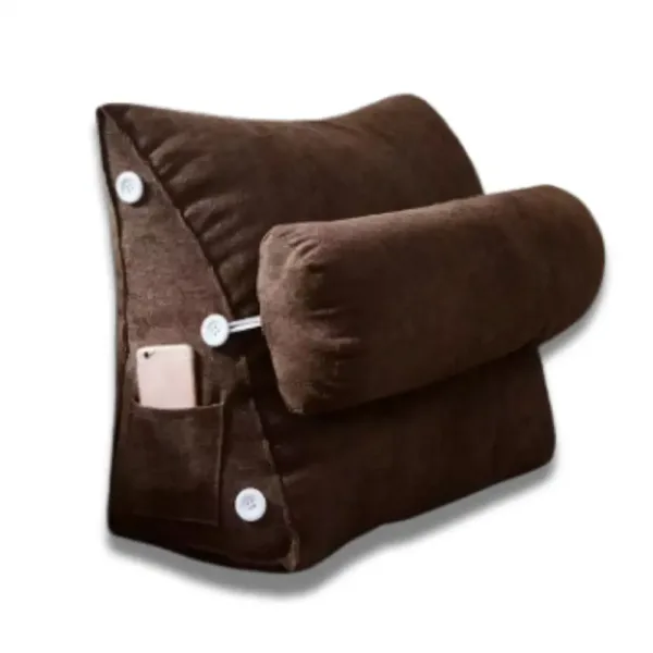 Coussin de lecture triangulaire en velours sur un lit.