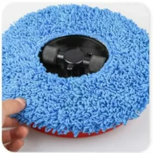 Robot aspirateur laveur en action.