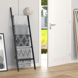 Porte serviette échelle en aluminium dans une salle de bain moderne.