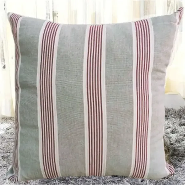 Housse de coussin colorée sur un canapé moderne.