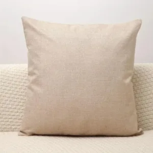 Housse de coussin Novago en couleur vive sur un lit moderne.