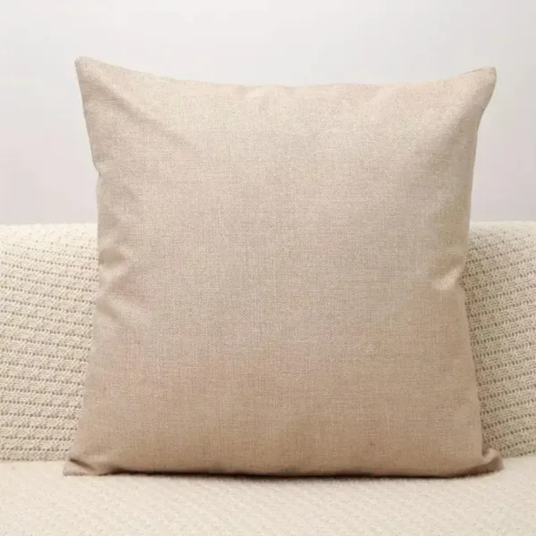 Housse de coussin Novago en couleur vive sur un lit moderne.