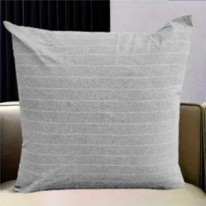 Housse de coussin Mohap avec texture riche sur un canapé design.
