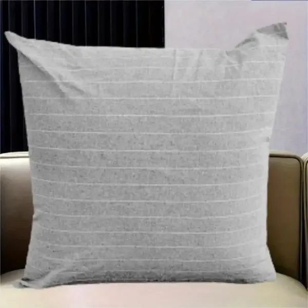 Housse de coussin Mohap avec texture riche sur un canapé design.