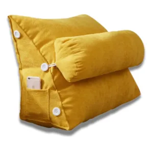 Coussin de lecture triangulaire sur une chaise.