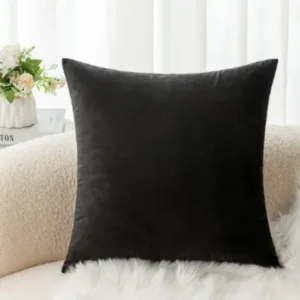 Coussin velours luxe 40x40 cm dans un coin lecture.