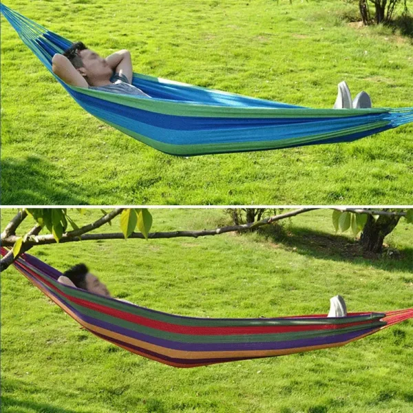 Hamac de camping installé dans un jardin pour une sieste tranquille.