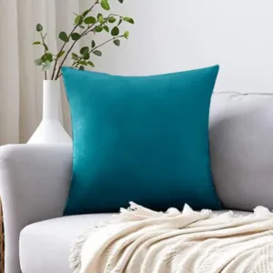 Coussin décoratif velours luxe 40x40 cm sur un fauteuil beige.