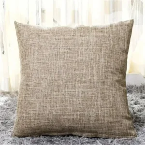 Housse de coussin Japa dans une salle à manger élégante.