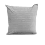 Housse de coussin en couleur Mohap sur un canapé en cuir.