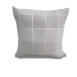 Housse de coussin avec motifs modernes dans une salle de bureau.