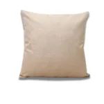Housse de coussin colorée à l’extérieur sur une chaise de jardin.