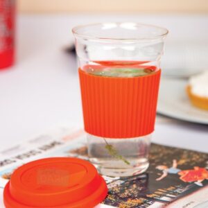 Tasse avec couvercle en silicone durable.