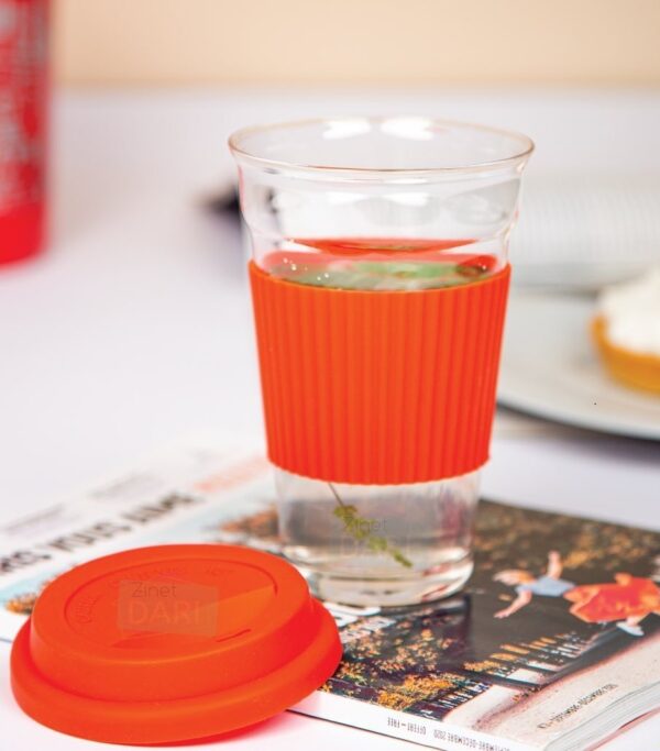 Tasse avec couvercle en silicone durable.
