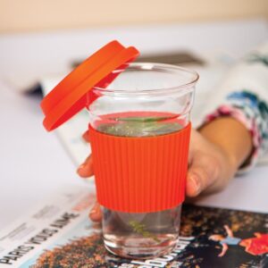 Tasse pratique avec couvercle antidébordement.