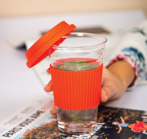 Tasse pratique avec couvercle antidébordement.