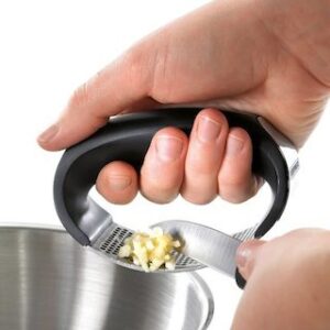 Utilisation facile du presse-ail pour cuisiner sans tracas.